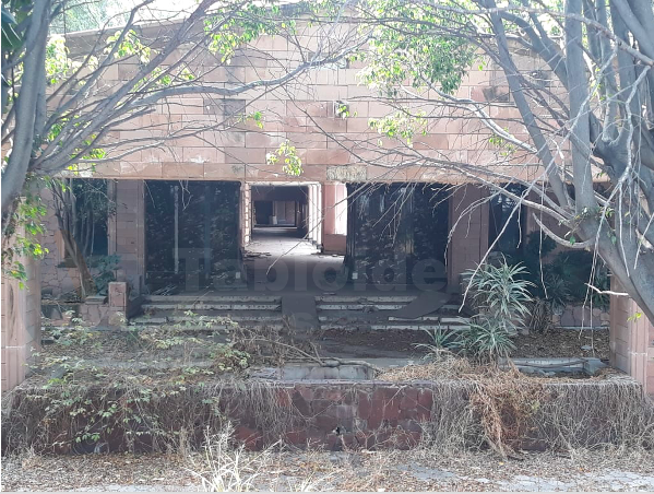 Fachada actual del hotel Celaya Plaza, completamente deteriorada por el abandono