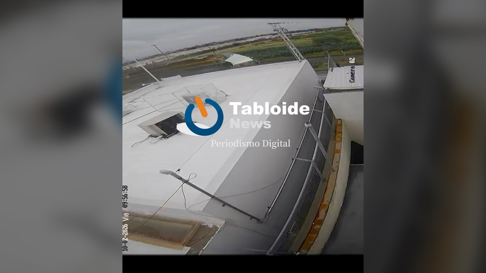 ¡Otro más!: tren se lleva tráiler que le quiso ganar el paso