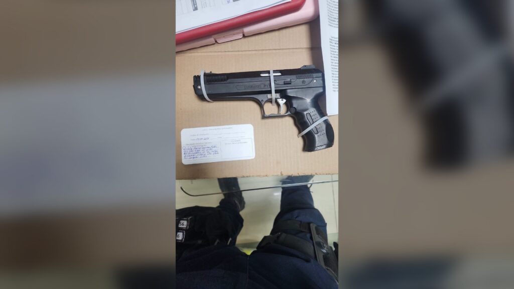 Amenaza con pistola de diábolos a trabajadores de Jumapa porque le iban a cortar el agua; es detenido