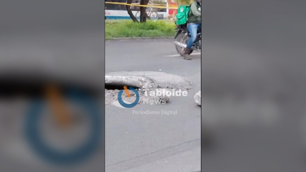 Motociclista pasa por coladera abierta, cae y muere en Eje Nor-Oriente