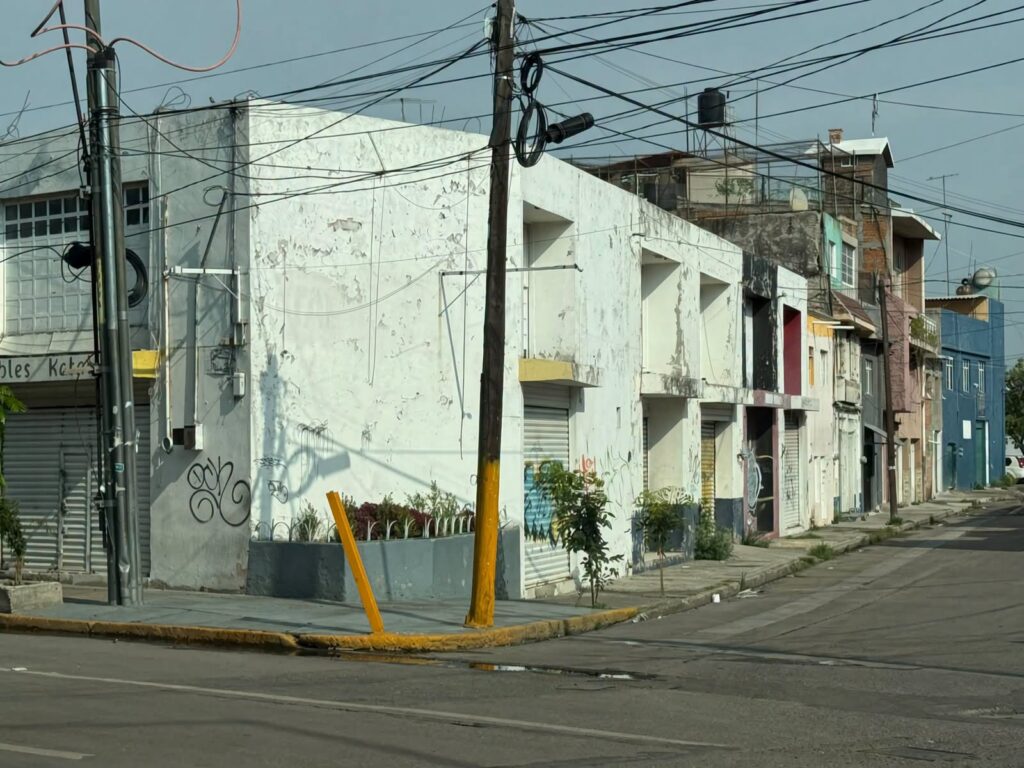 Otro negocio que cierra por inseguridad; ahora es "Tortas Picosas" en Constituyentes tras ataque