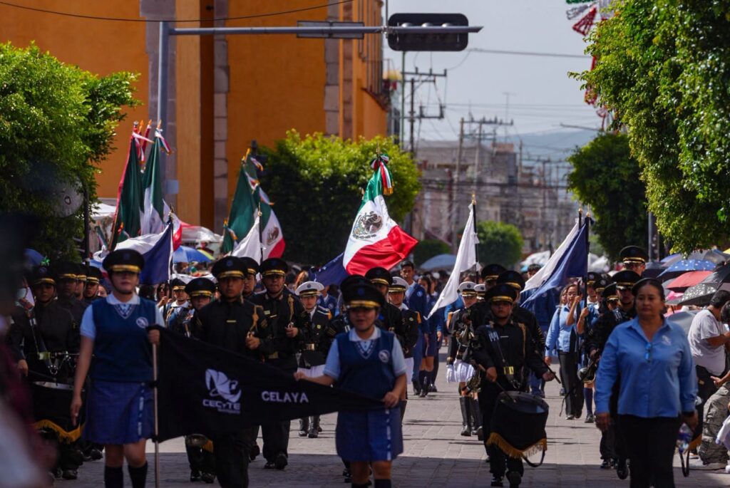 Participan 4 mil 500 personas en desfile cívico-militar en Celaya y 14 mil observadores en las calles