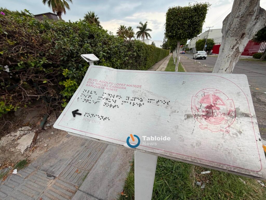Denuncia alcalde fraude en señalética en braille del bulevar; solo 1 de 33 placas funciona